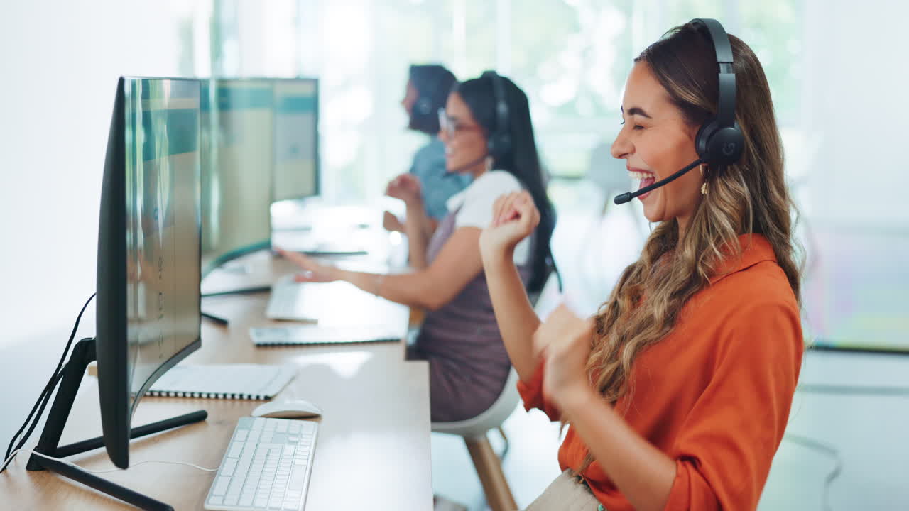 equipo del centro de llamadas, baile y feliz celebración