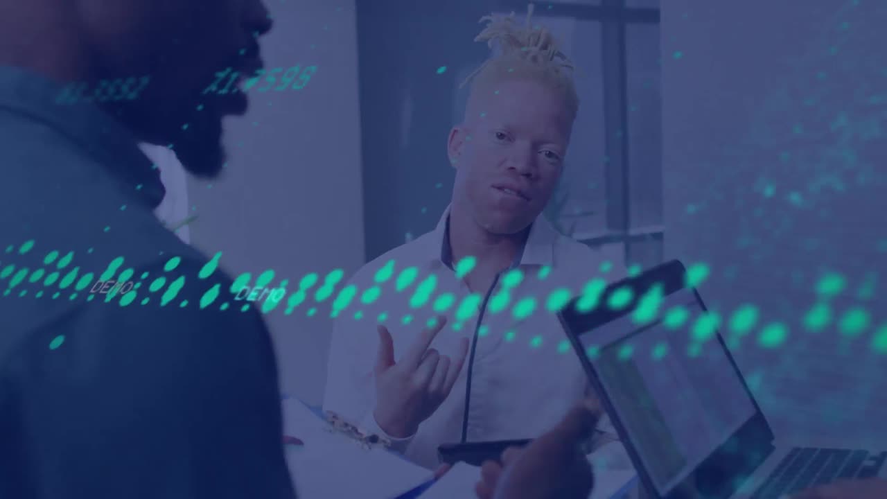 animación del procesamiento de datos sobre diversas personas de negocios en la oficina