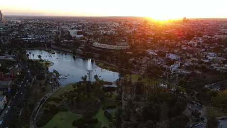 Vista-Aérea-Con-Vistas-Al-Parque-Echo,-Puesta-De-Sol-En-Los-ángeles,-Ee