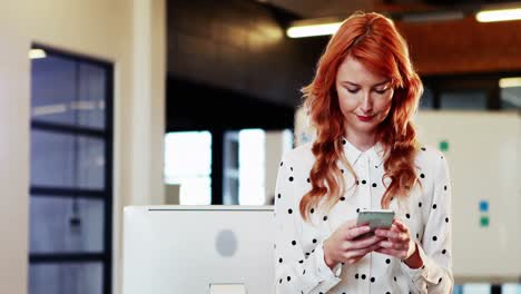 Mensajería-De-Texto-De-Mujer-De-Negocios-En-El-Teléfono-Móvil