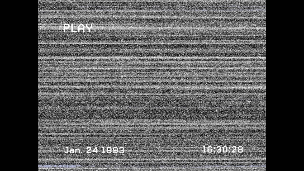 Animazione di interfaccia digitale su schermo con linee e glitch