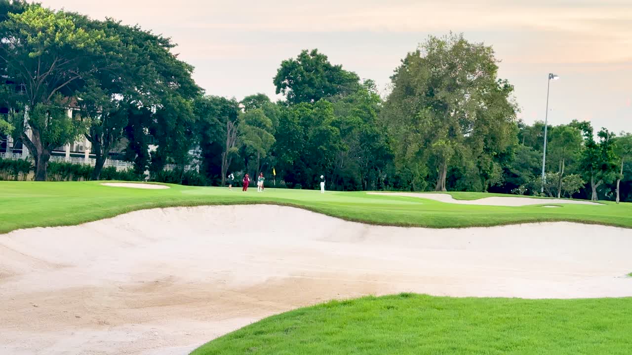 울창한 초록색과 모래 함정이 있는 조용한 골프장