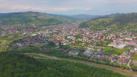 imágenes de drones de sunny gura humorului, mostrando la ciudad rodeada de naturaleza