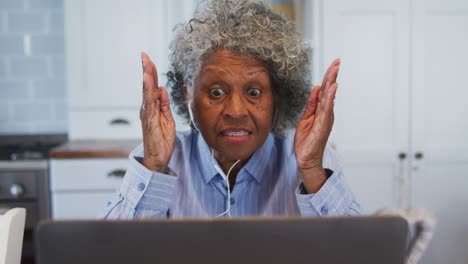 Doctora-Afroamericana-Senior-Hablando-Mientras-Tiene-Una-Videollamada-En-Casa
