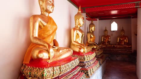 estatuas serenas de buda en un templo de bangkok