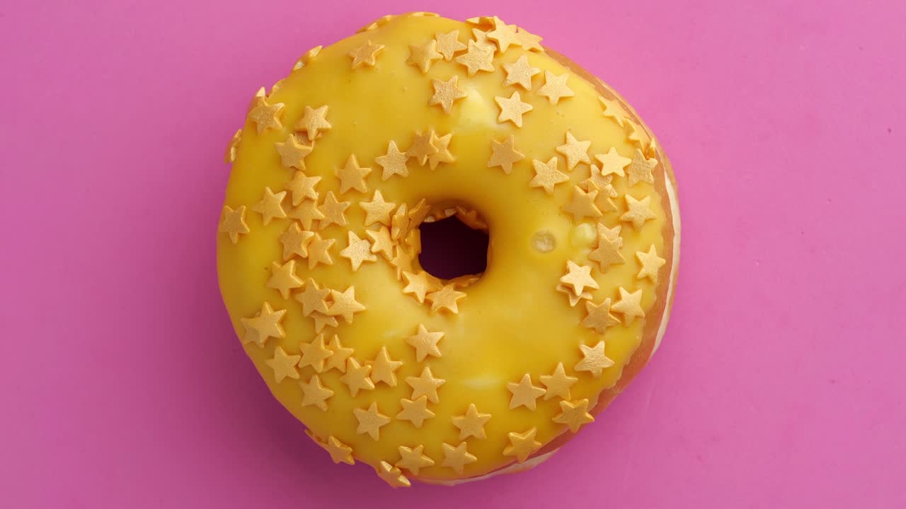 el donut glazado de primer plano.