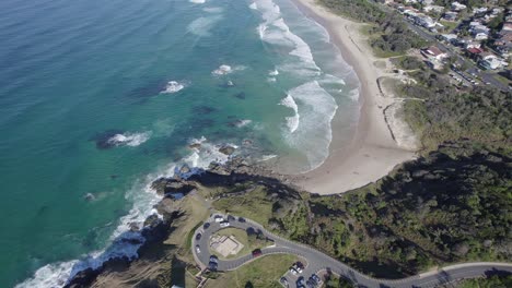 Vista-De-Pájaro-Sobre-El-Faro-Del-Punto-De-Viraje-Y-La-Playa-En-Port-Macquarie,-Nsw,-Australia---Disparo-De-Drones