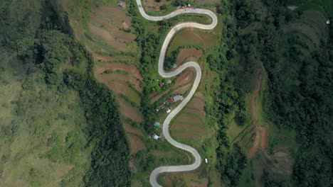 Vista-Superior-Aérea-De-La-Carretera-Sinuosa-En-Los-Paisajes-Rurales-De-La-Zona-Montañosa