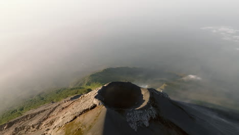 Vista-Aérea-Del-Cráter-Activo-Del-Volcán-Fuego-Durante-El-Amanecer.