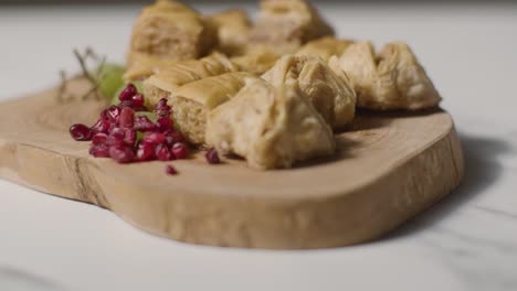 primer plano de baklava con semillas de granada celebrando el festival musulmán del eid