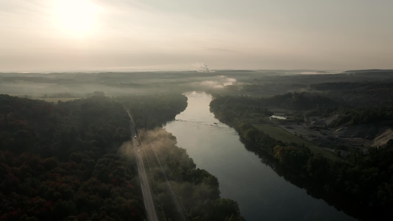 구름과 안개는 캐나다 퀘벡주 윈저에 있는 생프랑수아 강의 잔잔한 물 위로 활기찬 태양을 가립니다.