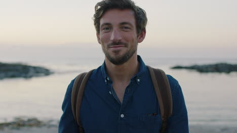 Retrato-De-Un-Hombre-Caucásico-Atractivo-Y-Encantador-Sonriendo-Confiado-En-Una-Tranquila-Playa-Junto-Al-Mar