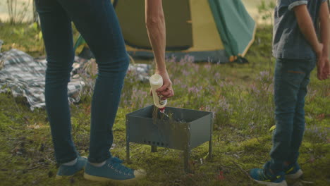 Picknick-Auf-Dem-Campingplatz-Mann-Und-Kleiner-Junge-Bereiten-Holzkohlegrill-Zum-Kochen-Vor-Familie-Ruht-Sich-Im-Wald-Aus