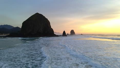 Olas-Del-Mar-Rodando-En-Canon-Beach,-Oregon