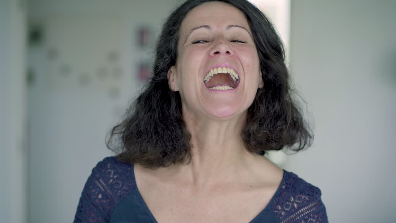 красивая улыбающаяся женщина смотрит в камеру.