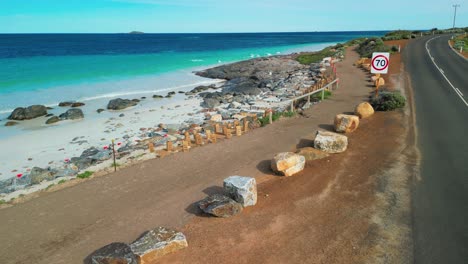 Toma-Hacia-Atrás-De-Una-Carretera-Marginal-Con-Aguas-De-Playa-Paradisíaca-En-La-Costa-De-Cabo-Leeuwin,-Australia