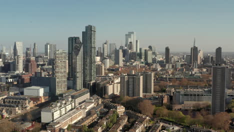 Toma-Aérea-Descendente-De-Los-Rascacielos-De-Londres-Y-La-Carretera-De-La-Ciudad