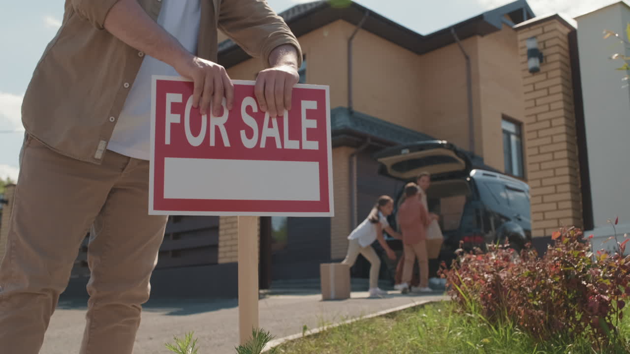 Famiglia che mette in vendita la propria casa
