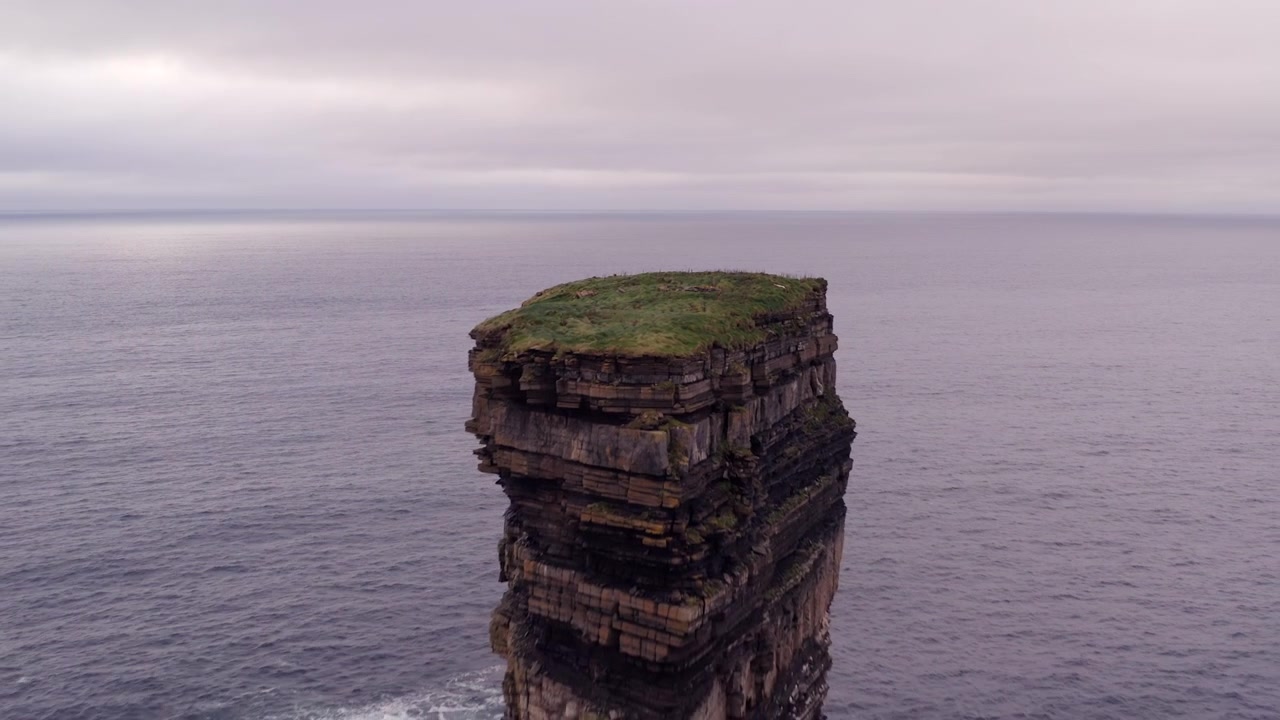 Tilbagetrækkende luftfoto over Dun Briste havstak og klippesøjler til Downpatrick Head Irland, der rejser sig over Sankt Patricks statue
