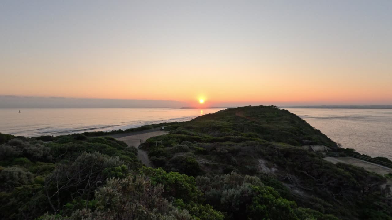 Vista do pôr do sol sobre a costa de Point Nepean