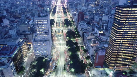 vista aérea de una concurrida calle de la ciudad por la noche