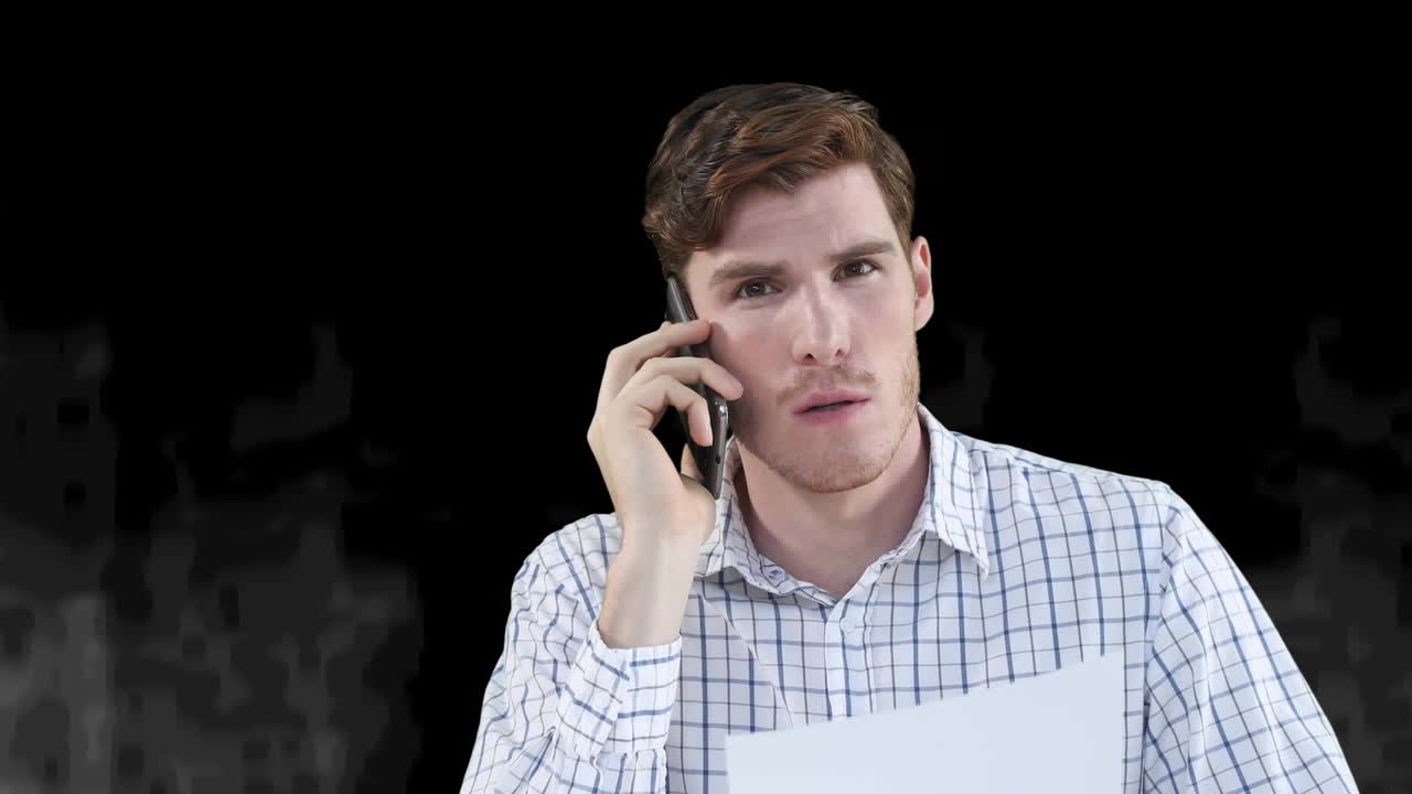 animación de un hombre sentado sosteniendo un documento hablando en un teléfono inteligente, sobre un fondo negro