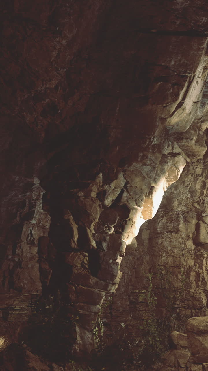 Luce che filtra attraverso una formazione rocciosa in una grotta durante le ore diurne.