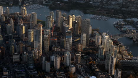 Granville-Street-Bridge-Se-Extiende-Por-False-Creek---Rascacielos-Y-Edificios-De-Gran-Altura-En-El-Centro-De-Vancouver-Durante-La-Puesta-De-Sol-En-Bc,-Canadá