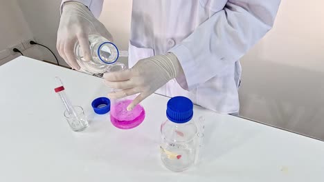 el científico lleva a cabo una reacción química con permanganato de potasio