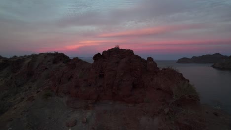 las montañas rocosas en la orilla de agua verde durante la puesta de sol en baja california, mexico