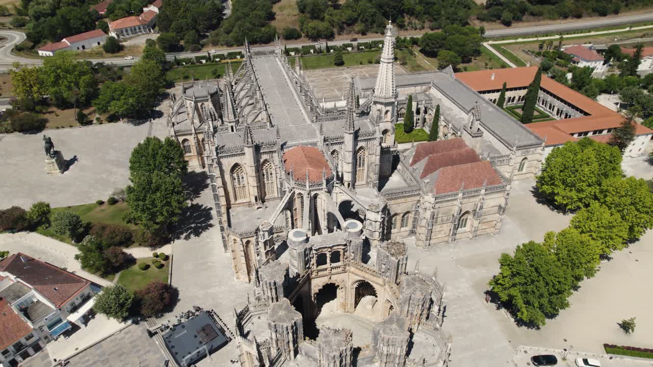 obra maestra de arquitectura edificio del monasterio de batalha, vista de órbita aérea