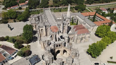 Architektonisches-Meisterwerk-Gebäude-Des-Batalha-klosters,-Luftbahnansicht