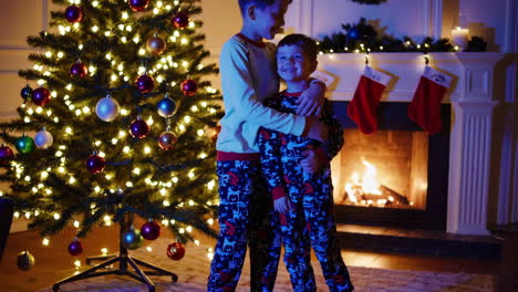 hermanos junto al árbol de navidad