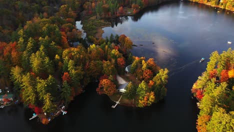 Vista-Aérea-Del-Lago-En-El-Pintoresco-Paisaje-Otoñal,-Bosque-Colorido-En-La-Orilla-Del-Lago-En-La-Zona-Rural-De-Nueva-Inglaterra,-Vermont,-EE.UU.,-Tiro-Con-Drones