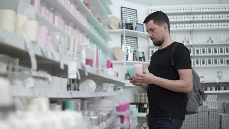 hombre comprando artículos para el hogar en una tienda