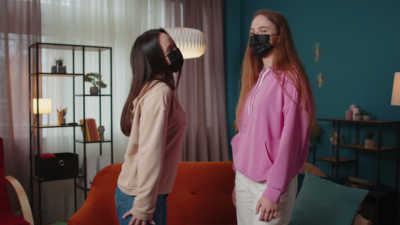 amigas con cara médica protectora con un codo saludando apretones de mano evitan el coronavirus