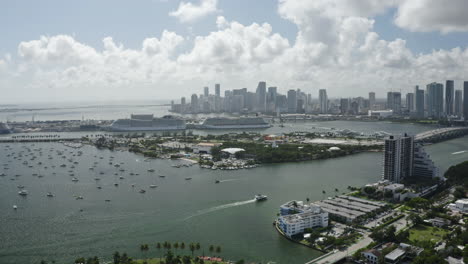 Hermoso-Horizonte-De-Miami-Con-Actividad-De-Navegación-Al-Mediodía