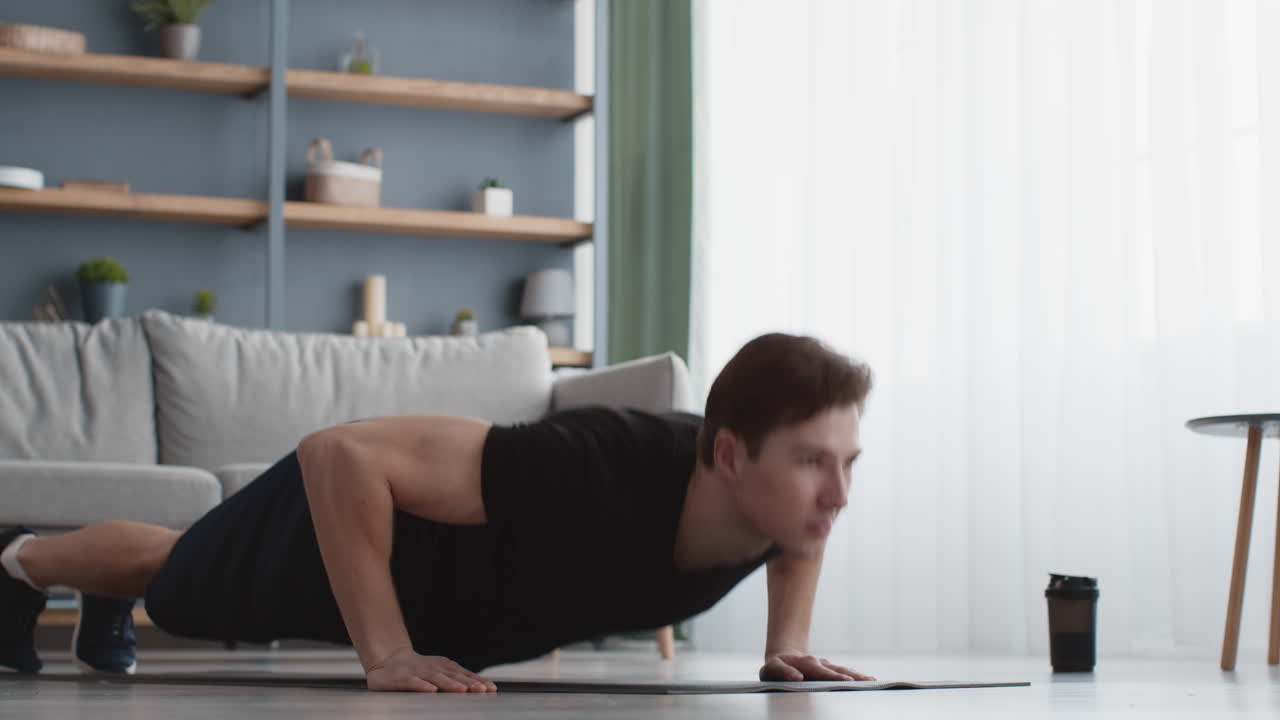 집에서 푸시업을 하는 남자