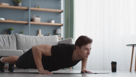 hombre haciendo flexiones en casa