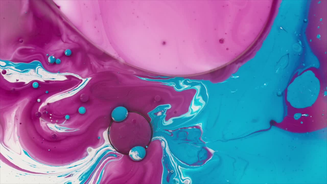 Pittura astratta vivace che si mescola con bolle e colori vorticosi.