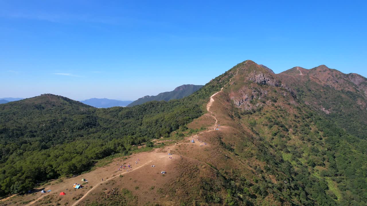 hermosa llanura seca y desnuda para parapente en la cima del ngong ping en ma en shan hong kong en un día soleado de verano azul claro