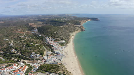 burgau en el océano atlántico en el algarve en portugal - toma aérea de drones