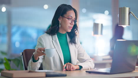 Negocios,-Oficina-Y-Mujer-Con-Una-Computadora-Portátil