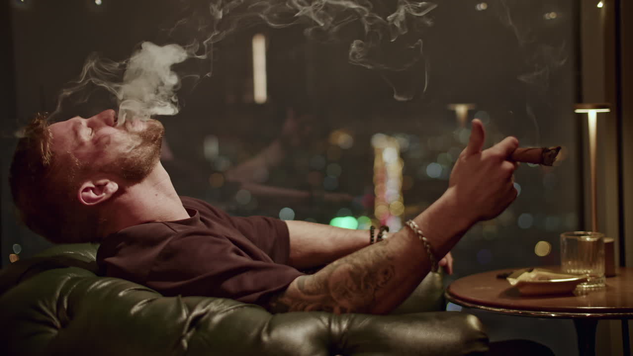 hombre fumando un cigarro en un club nocturno de lujo