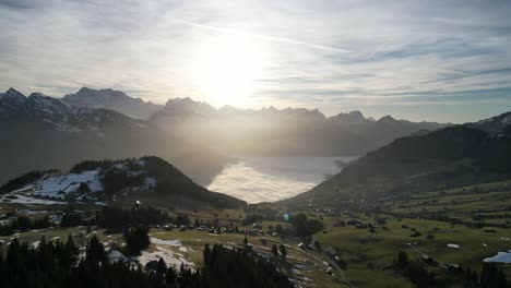amden weesen suiza puesta de sol sobre el pueblo en el valle
