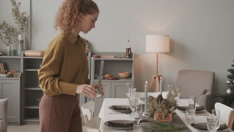 donna che prepara un bellissimo tavolo per la cena di natale