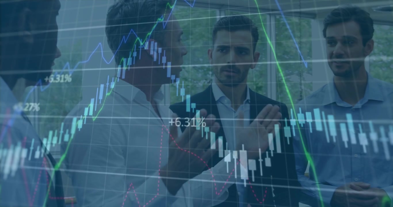 Animação de processamento de dados financeiros sobre um grupo diversificado de profissionais de negócios discutindo em um escritório.
