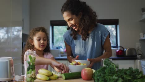 Madre-E-Hija-De-Raza-Mixta-Cocinando-Juntas-En-La-Cocina