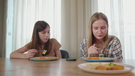 two girls eating lunch