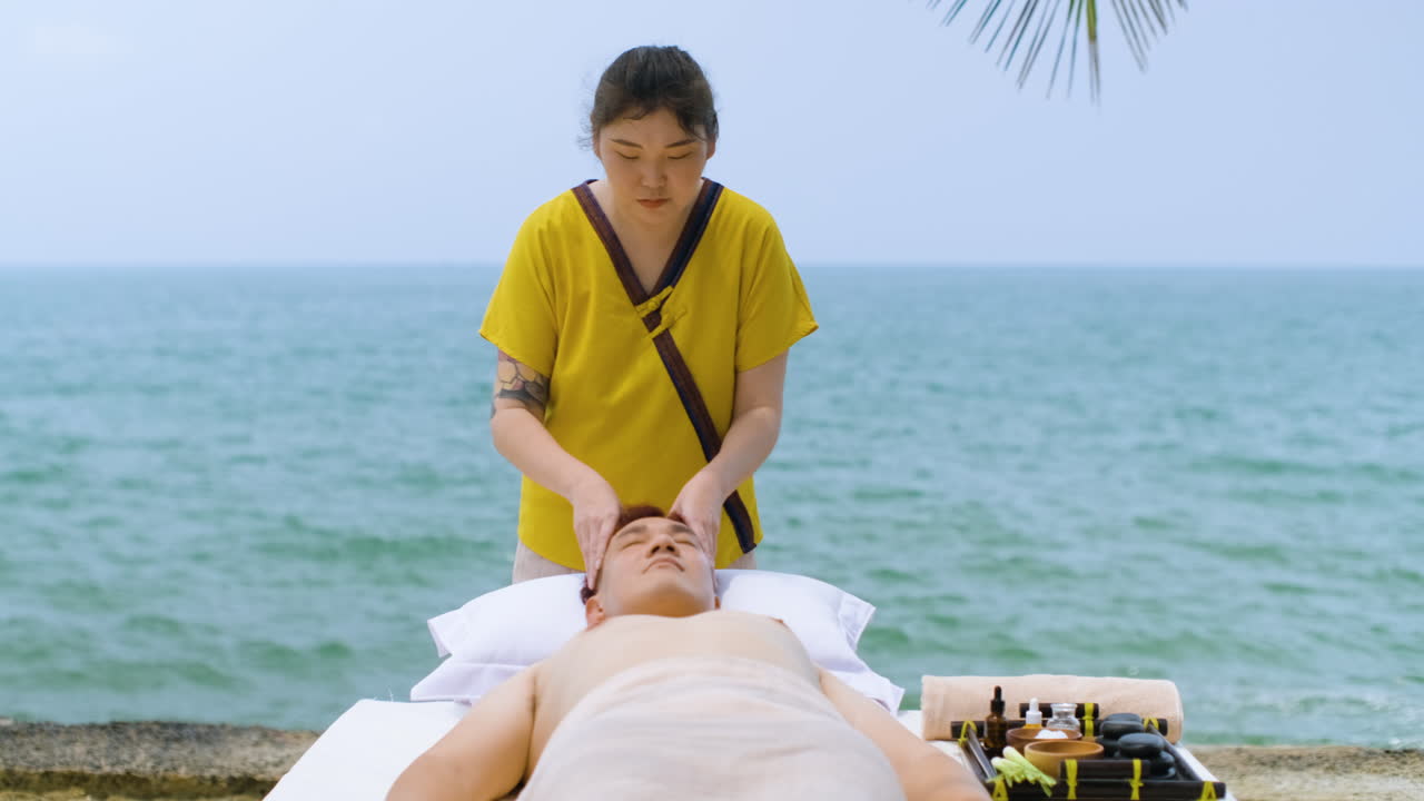 남자에게 마사지를 주는 안마사